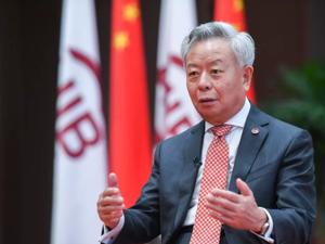 连任亚投行行长后，金立群对新华社记者说……