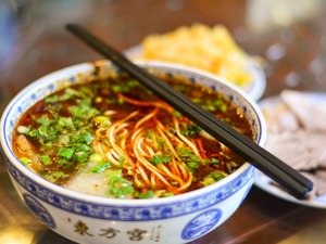 11人中毒，1人抢救无效去世！紧急提醒：近期吃河粉要小心