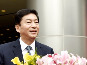 香港中联办主任骆惠宁回应所谓制裁：我可以向特朗普寄100美元，供其冻结