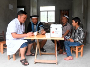 国务院扶贫办：所有贫困人口都已纳入基本医保 乡村医疗机构空白点清零