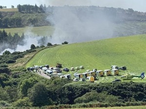 突发！英国苏格兰地区发生火车脱轨事件：高官称“伤亡严重”，现场浓烟滚滚