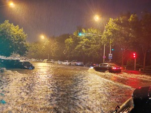 北京13日凌晨仍有较强降雨！倡议居家办公弹性工作，警方投入4万余名警力应对强降雨天气