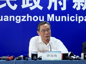 华春莹发推“尴尬”对比：钟南山被授予“共和国勋章”，福奇却收到死亡威胁