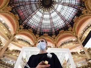 疫情反弹！巴黎不排除将重新禁足和关闭餐馆，老佛爷百货接连曝出多宗病例，店内不消毒试衣间顾客不断
