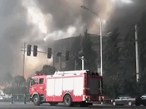 突发！合肥一物流园突发火灾，内有多家电器仓库，20辆消防车参与救援 