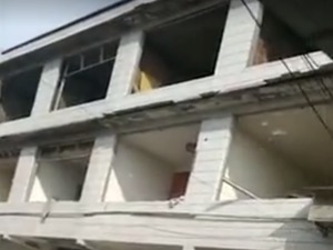 重庆一民房发生火灾引发燃爆，周边部分建筑玻璃被震碎，4人受轻伤