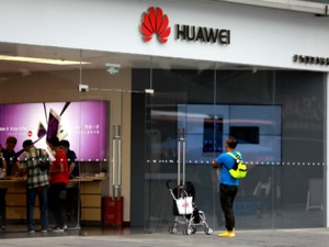 华为太难了，一天迎两个“大消息”！外交部发声：美国是名副其实的黑客帝国