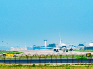 中国驻乌干达大使馆：将分三架次临时航班，接返部分确有特殊困难同胞回国，首批共302名乘客（含候补）
