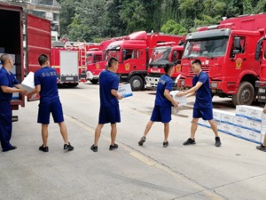 驰援四川抗洪！伊利为“赤脚”战士们送水喝