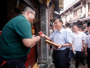 李克强来到重庆磁器口，用实际行动支持商家带动消费