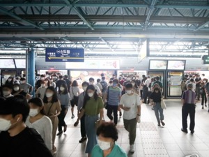 韩国疫情现“最大危机”！17个行政区同时出现确诊，教会爆732例聚集感染