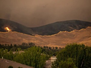 加州山火肆虐！过火面积等于10个旧金山市，超10万人撤离家园，“消防资源已经耗尽”……