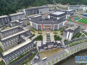 “再穷不能穷教育”？中纪委介入调查陕西贫困县花7.1亿建豪华中学，喷泉凉亭已火速拆除