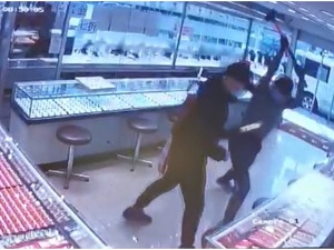 香港珠宝大劫案：黑衣人持大锤牛肉刀闯金店，1分25秒洗劫价值超百万