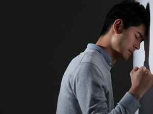 跟随“荐股大师”，记者潜入“万人建仓”行动，诡异天地板竟是这么来的！