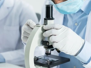单日新增病例逾3.4万例，美国36个州报告近9千例高校确诊病例，专家建议疫情高校集中隔离