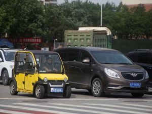 北京老年代步车乱象频发 成交通治理盲区 