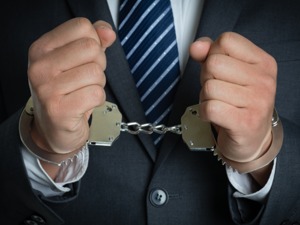​“反贪风暴”再续！沙特国王午夜发布国王令，解除多名涉腐将军和高官职务，3月以来已逮捕近300名官员！