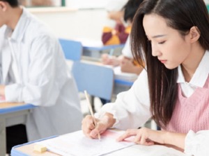 广西大学“女生安全攻略”提醒不要穿过分暴露的衣裙，防止产生诱惑