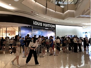 “晚买一天，涨价三千？”奢侈品店现排队抢购！上海一家LV月销售或达1.5亿，老板身家创新高