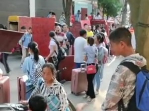 官方通报：要求学生自带床板上学校长被停职，尚未发现卖床板商家与学校校方有亲戚关系