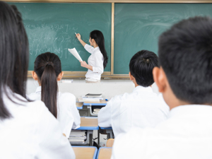 六部门：确保乡村教师平均工资不低于当地公务员