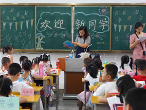 教育部：今年公开招聘中小学幼儿园教师70多万 乡村教师本科以上比例已超半数