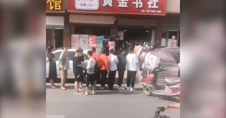 视频丨官方回应家长需到指定书店买教辅：部分属实，将严处
