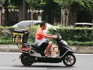外卖骑手，困在系统里？美团回应了