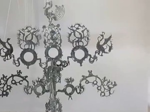 东汉青铜摇钱树被成功修复，树高110厘米，饰有凤鸟、玉璧、人物，造型独特而华丽，十分罕见！