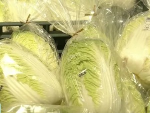 白菜变“金菜”，一棵售价58元！农贸市场卖断货，“偷菜贼”铤而走险，韩国泡菜严重紧缺……