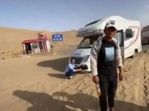 公厕门口设“陷阱”，车陷进去后收天价拖车费？游客曝光敦煌遭遇，当地火速调查