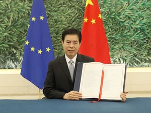 里程碑！谈判历时8年，中欧正式签署近年来首个重大贸易协定！