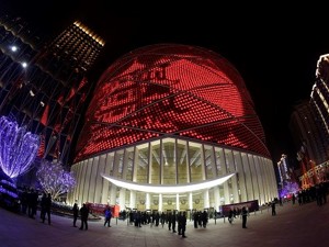 痛心！武汉一剧场演出中发生事故，两名观众不幸身亡，相关公司总经理被免职