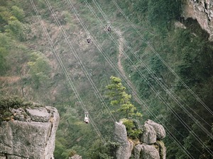 揪心！网红景点发生事故，女子速滑索道高空坠亡！涉事景区以前也有惊险一幕