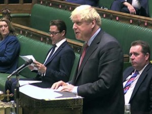 疫情加剧，英国升级防控，民众聚众抗议：反对强制戴口罩！反对强注疫苗！