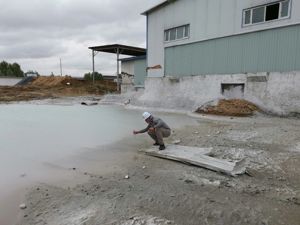 中国建材旗下一水泥企业消极应对污染治理，长期超标排放，一直未取得水泥生产许可证