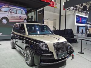 与罗伦士联名产品LEVC LX全球首秀，吉利高端出行又落一子