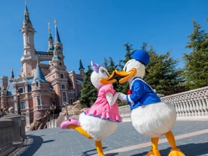 国庆游有多火？多个景区门票售罄，迪士尼酒店一晚7000元，游客“吓得手机差点掉了”