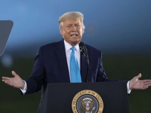确诊后首次露面，特朗普戴口罩步行走出白宫！白宫医生介绍了病情和疗法