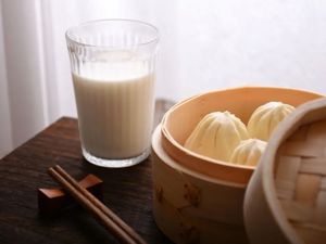 靠卖包子年入10亿，这家“早餐店”上市！创始人夫妇白手起家，财富已超27亿