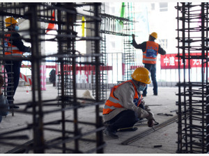 建筑用钢筋、水泥等生产许可证审批权限全部下放，市场监管总局不再对工业产品生产许可实施审批