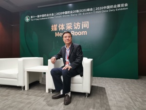 中国奶业协会副秘书长张智山：奶牛养殖处于产业链最薄弱环节  乳企得奶源者得“天下”