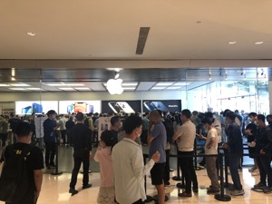 现场丨iPhone 12系列今日正式发货：黄牛iPhone 12 pro加价千元以上，iPhone 12加价200元