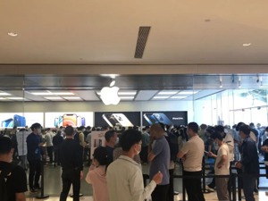 iPhone12真香！正式发货第一天，“果粉”再次排长队，黄牛Pro版加价千元