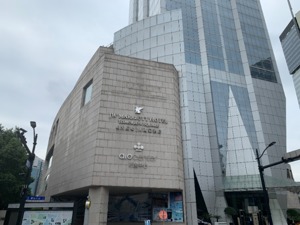 这座上海核心地段大楼时隔10年再次拍卖："缩水"5亿起拍，5万多人围观却无人报名