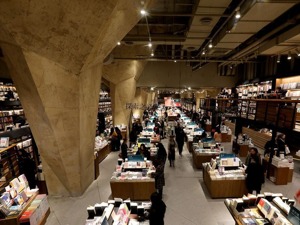 英国《书商》杂志编辑菲利普·琼斯：电子书大行其道，街头书店仍然不可或缺