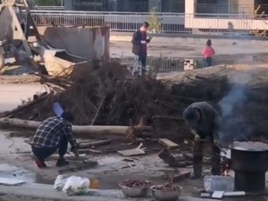 “给水给电，让我们活着”，大连一小区烂尾8年业主住进毛坯房