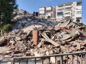 现场画面曝光！希腊群岛6.9级地震引发海啸警告，海水涌入城市，土耳其8层居民楼轰然坍塌