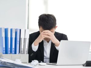 1994年炒股赚了近1亿，号称上海首位劳斯莱斯车主，如今债务违约8个亿，公司账户全被冻结